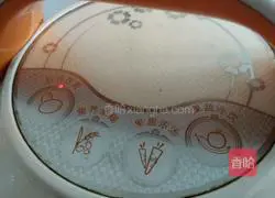 Illustration of how to make peanut, walnut and red date soy milk 3