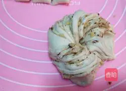 Illustration of how to make walnut flower rolls 17