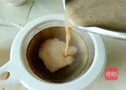 Illustration of how to make walnut and red date soy milk 8