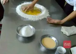 Illustration of how to make puff pastry (egg tart crust) 1