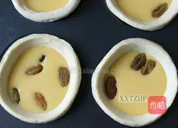 Illustration of how to make grape Portuguese egg tarts 8