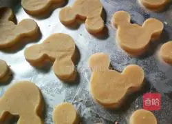 Illustration of how to make Mickey Cookies 8