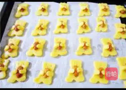 Illustration of how to make bear biscuits 6