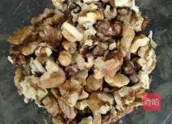 Illustration of how to make black bean and walnut porridge 1