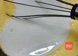 Illustration of how to make whipped cream tart 3