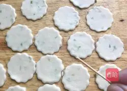 Illustration of how to make chive soda crackers 11