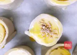 Illustration of hand cake version of banana pie 4