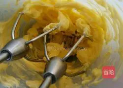 Illustration of how to make coffee stuffed macarons 1