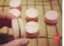 Illustration of how to make macarons 12