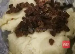 Illustration of how to make raisin cookies 5