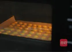 Illustration of how to melt egg yolk into beans 8