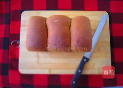 Illustration of making raisin brown sugar whole wheat toast 5