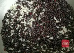 Illustration of how to make black bean and walnut porridge 2