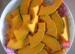 Illustration of how to make pumpkin rolls 1