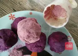 Illustration of how to make colorful purple sweet potato cake 5