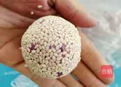 Illustration of how to make purple sweet potato balls 10
