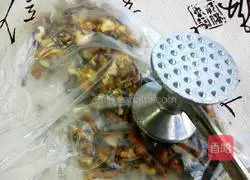 Illustration of how to make pumpkin noodle walnut brown sugar buns 10