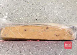 Illustration of how to make brown sugar, longan and red date cookies 6