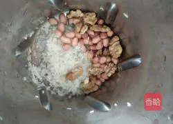 Illustration of how to make peanut walnut rice paste 3