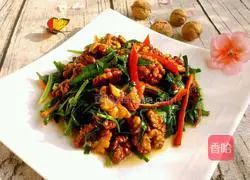 Illustration of how to stir-fry leeks with walnut kernels 6