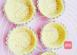 Illustration of how to make mini coconut caramel lemon banana pie 7