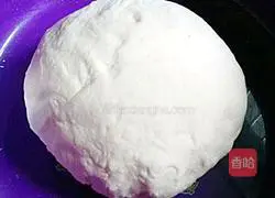 Illustration of how to make walnut flower rolls 1