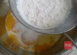 Illustration of how to make eight-inch three-color chiffon cake 6