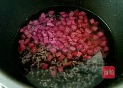 Illustration of how to make purple sweet potato and black rice porridge 4