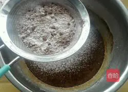 Illustration of how to make eight-inch chocolate chiffon cake 6