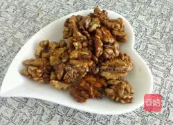 Illustration of how to stir-fry loofah with walnut kernels 5