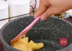 Super detailed tutorial on making strawberry cookie puffs that will make foodies fall for it 4