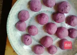 Illustration of how to make purple sweet potato sesame balls 7