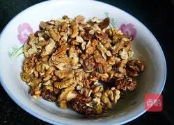 Illustration of how to make walnut flower rolls 2