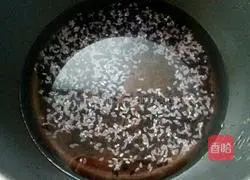 Illustration of how to make purple sweet potato and black rice porridge 2