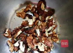 Illustration of how to make walnut kernels 1