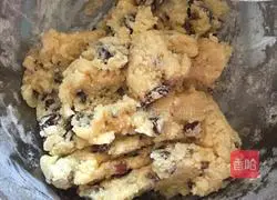 Illustration of how to make raisin and coconut biscuits 6