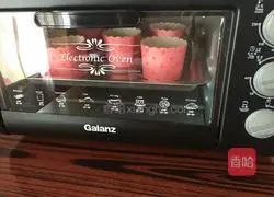 Illustration of how to make raisin cupcakes 13