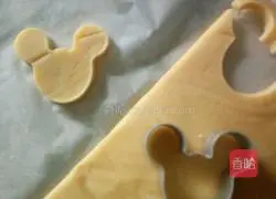 Illustration of how to make Mickey Cookies 7