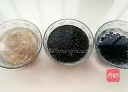 Illustration of how to make black sesame, walnut and black bean paste 2