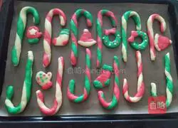 Illustration of how to make Christmas cane cookies 12