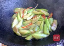 Illustration of how to stir-fry loofah with walnut kernels 8