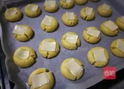 Illustration of how to make salad dressing cheese cookies 14