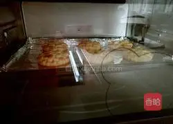 Illustration of how to make strawberry jam sandwich woven biscuits 23