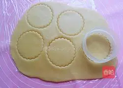 Illustration of how to make braided biscuits with strawberry jam filling 19