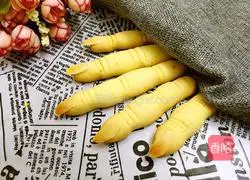 Illustration of how to make witch finger cookies 9