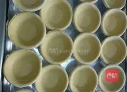 Illustration of how to make cream-free egg tarts 7