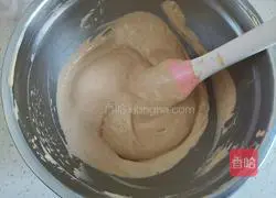 Illustration of how to make hollow chiffon cake with glaze 11