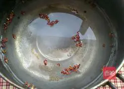 Illustration of how to make salt and pepper walnuts 2