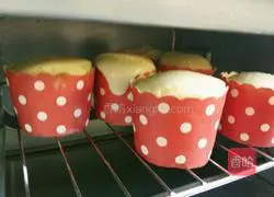 Illustration of how to make cupcakes 10