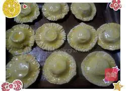 Illustration of how to make egg tart crust fruit pie 8